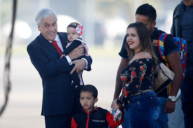 Cálido recibimiento del Presidente a los 100 chilenos que abandonaron Venezuela