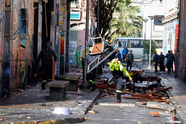 Portuarios reinician protestas y enfrentamientos con carabineros en Valparaíso