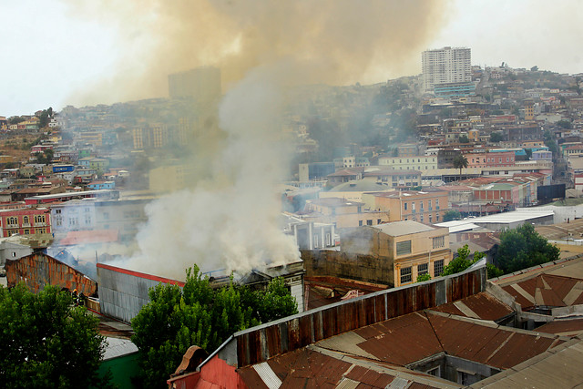 Decenas de damnificados y 5 bomberos heridos dejó incendio en Valparaíso