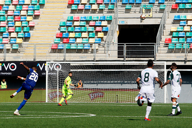 Un golazo de mitad de cancha le quitó el invicto a Wanderers en Primera B
