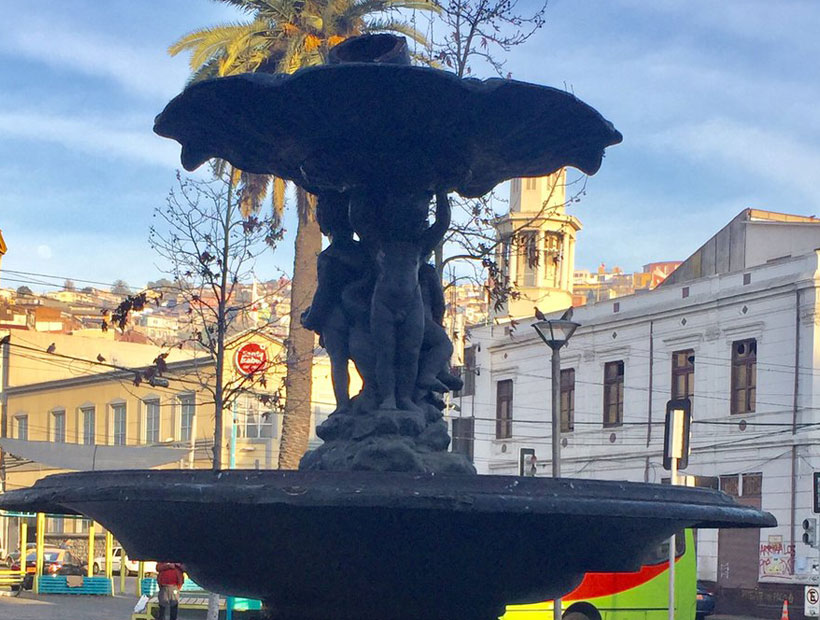 Valparaíso: tradicional pileta de la plaza Echaurren es destruida