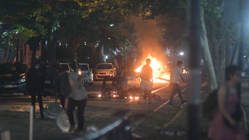 Disturbios en Santiago luego de manifestación por muerte de un comunero