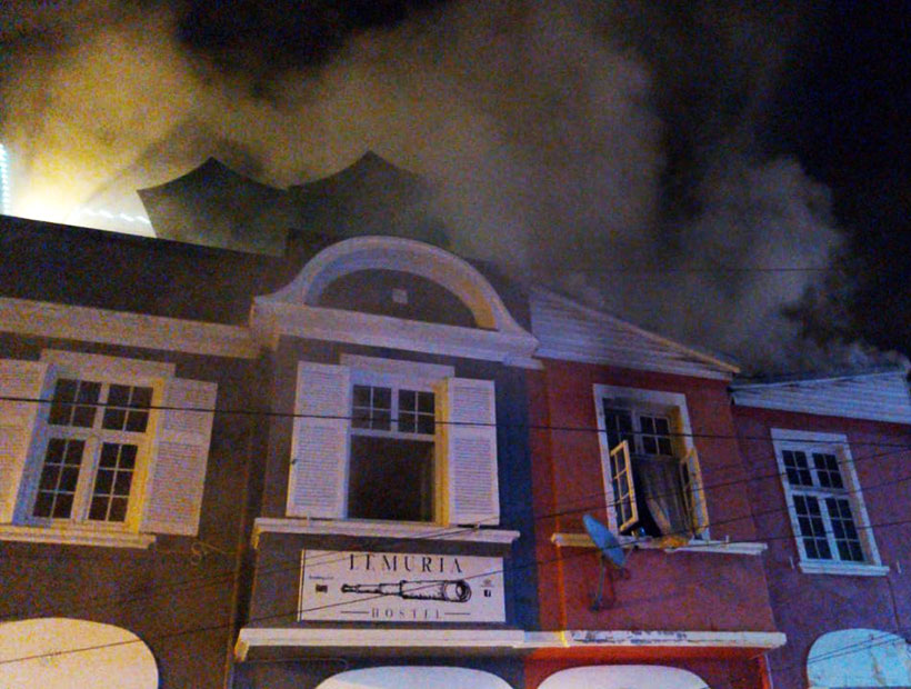 Valparaíso: rescatan a un gato de un incendio en hostal