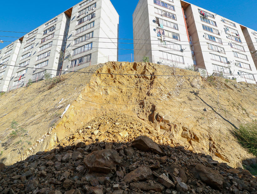 Valparaíso: vecinos se preocupan por deslizamiento de tierra en el sector de Hanga Roa