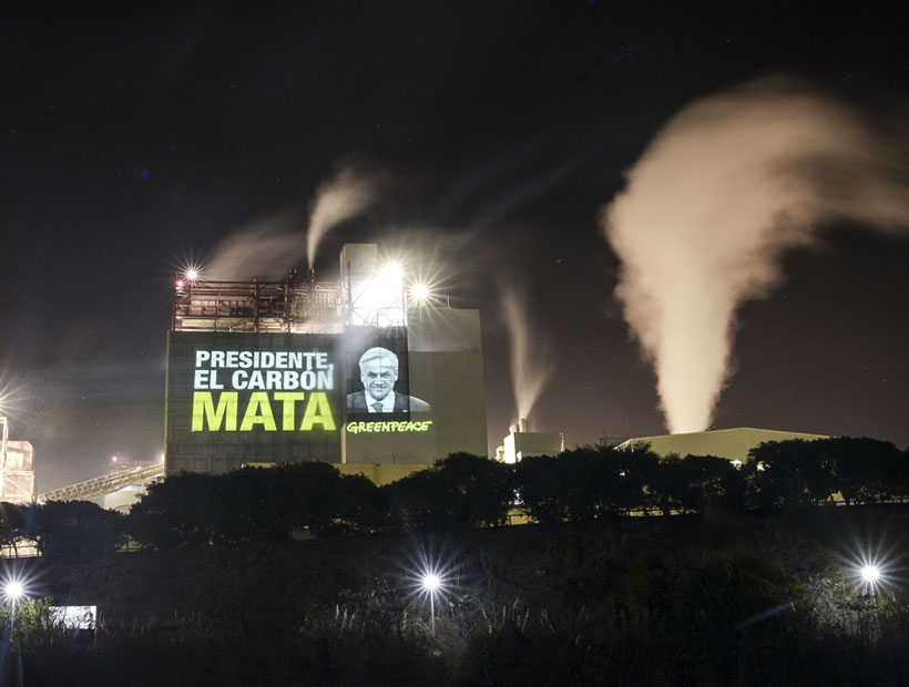 Quintero: Greenpeace proyecta imágenes para denunciar contaminación