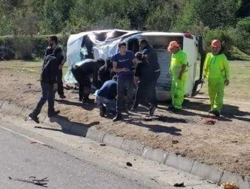 Valparaíso: Volcamiento de camioneta deja a un fallecido