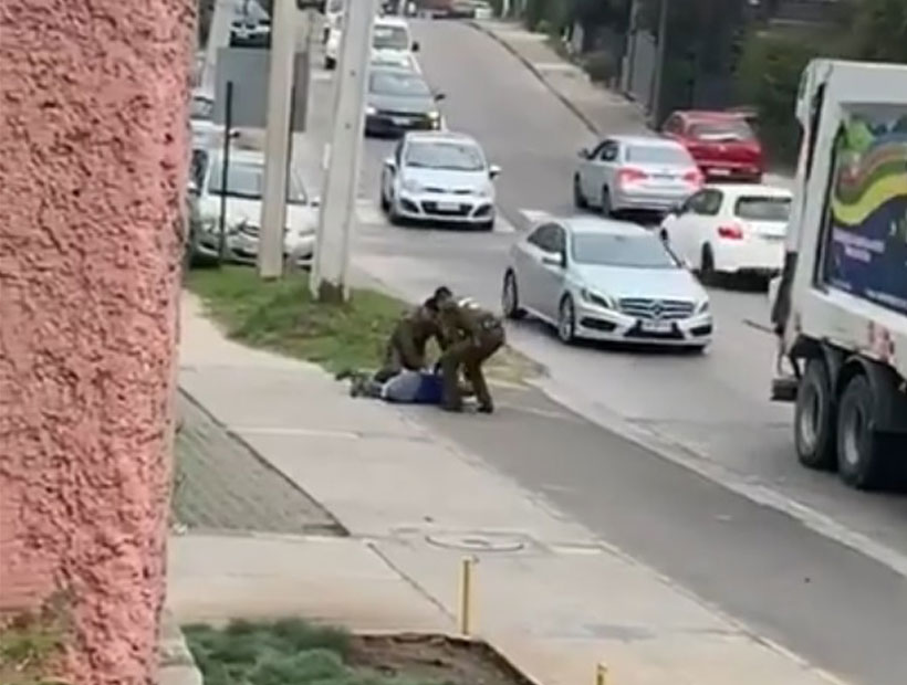 [VIDEO] Funcionario le disparó a un hombre en la pierna acusado de atacarlo con una tijera de pasto
