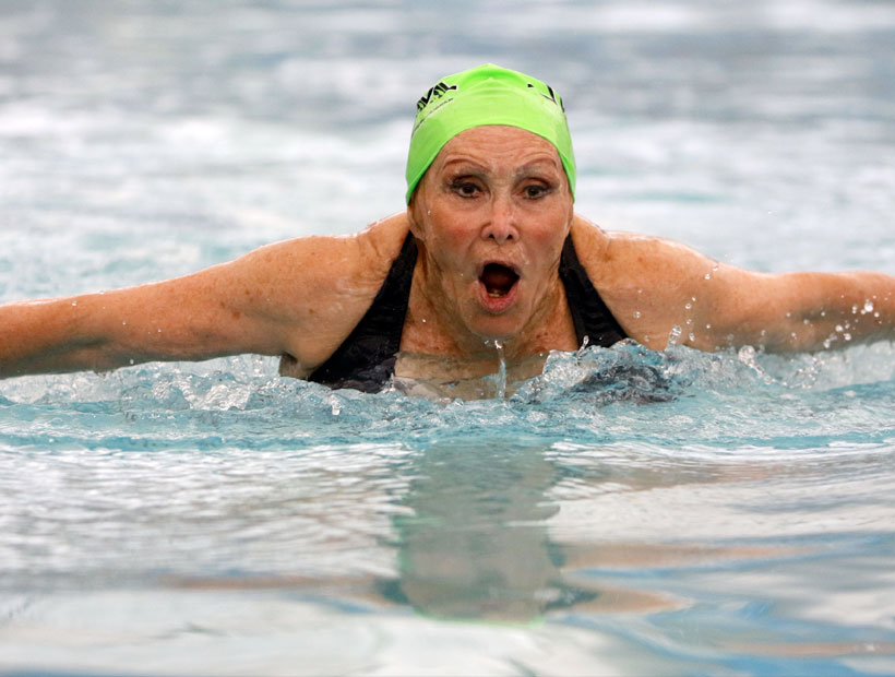 Mundial Master de Natación: Chilena de 84 años logra récord