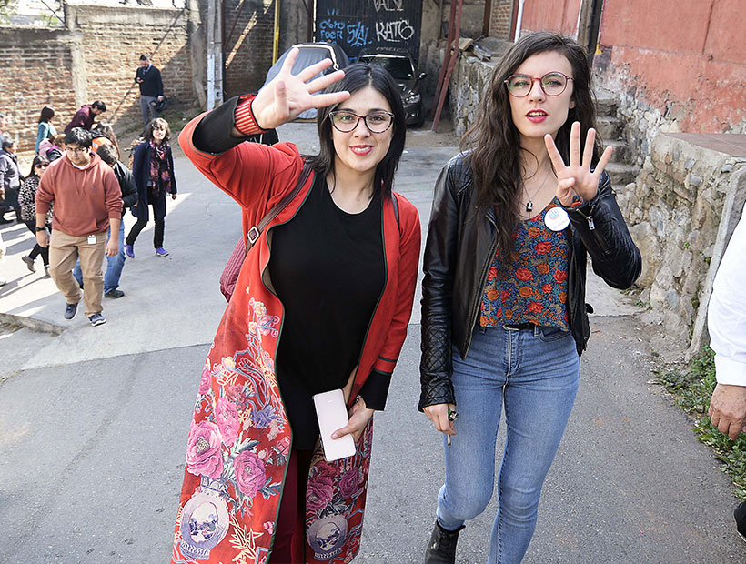 Simulacro: Camila Vallejo y Karol Cariola participaron