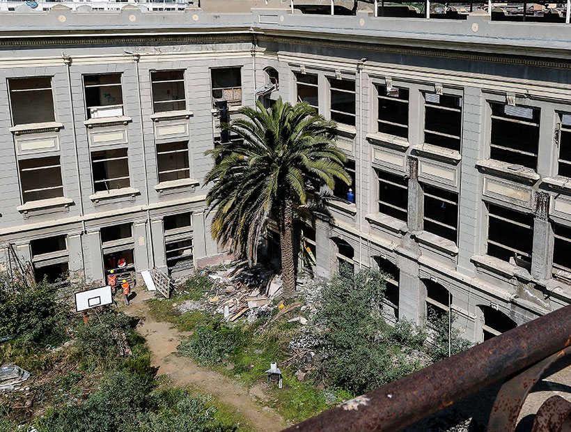 Valparaíso: retrasan obras de reparación en Escuela Ramón Barros Luco