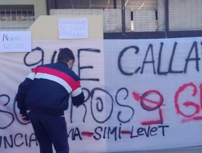Quilpué: Estudiantes del Colegio Saint Lawrence protestan por el despido deprofesores