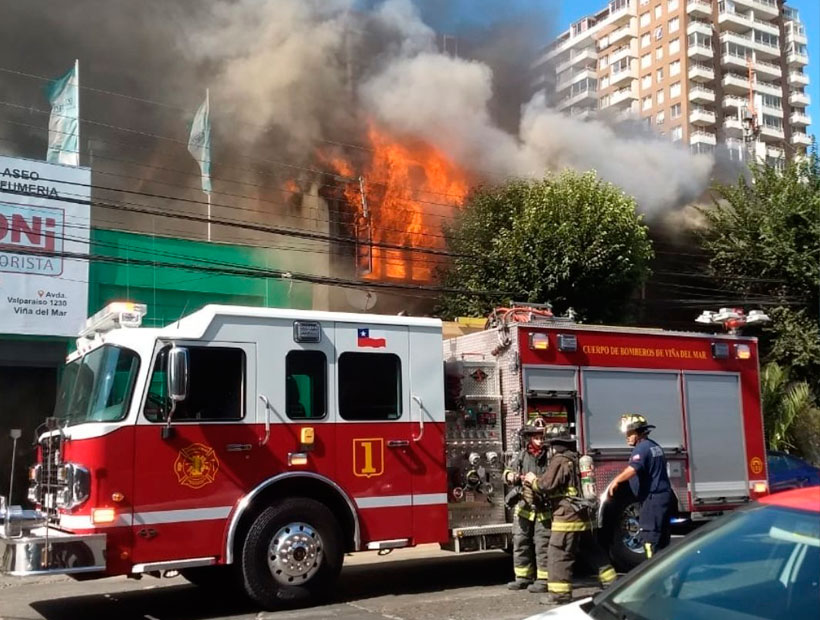 Viña del Mar: Incendio afecto viviendas en el centro