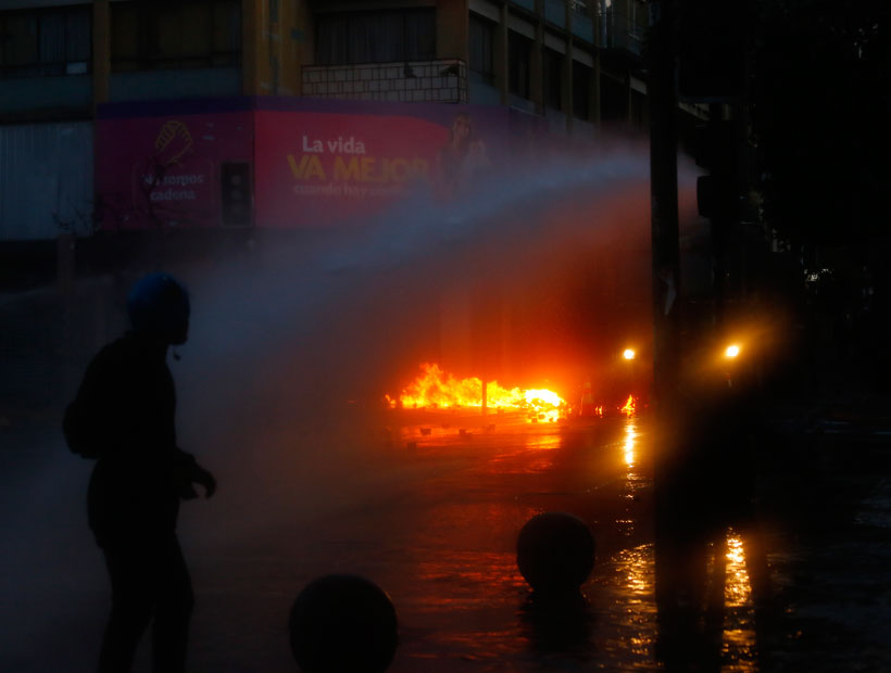 Valparaíso: detiene a un hombre por arrojarle bombas molotov a Carabineros