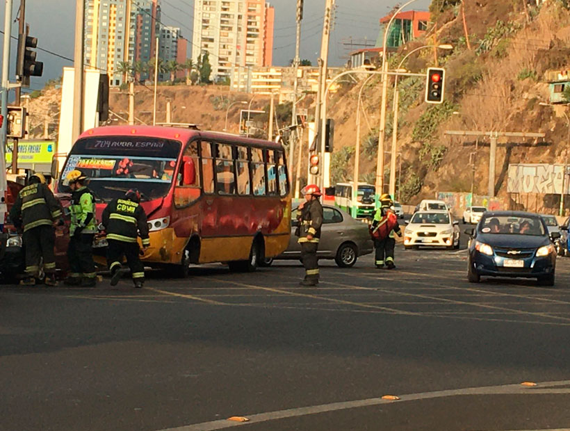 Valparaíso: Accidente interrumpió el tránsito en la av. España