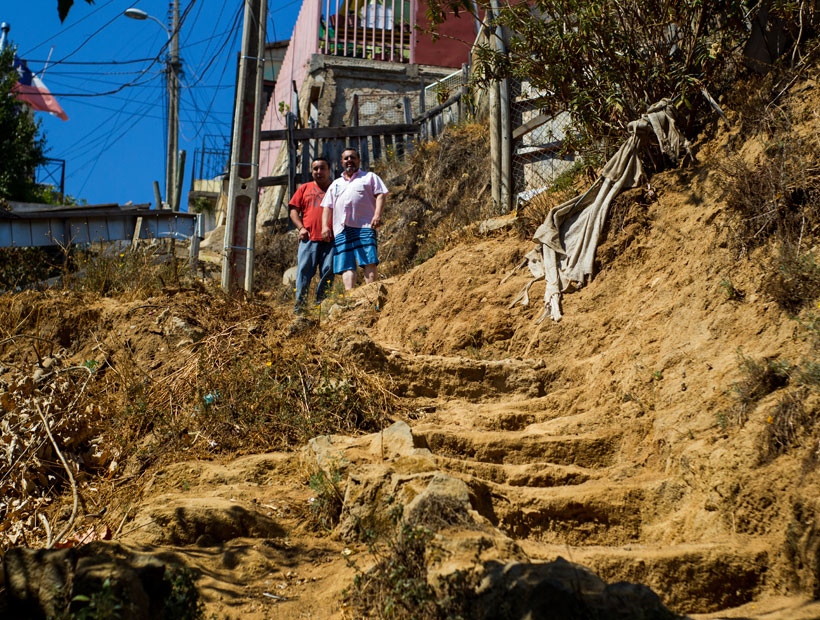 Escalera en Valparaíso tiene 50 años esperando para ser reparada