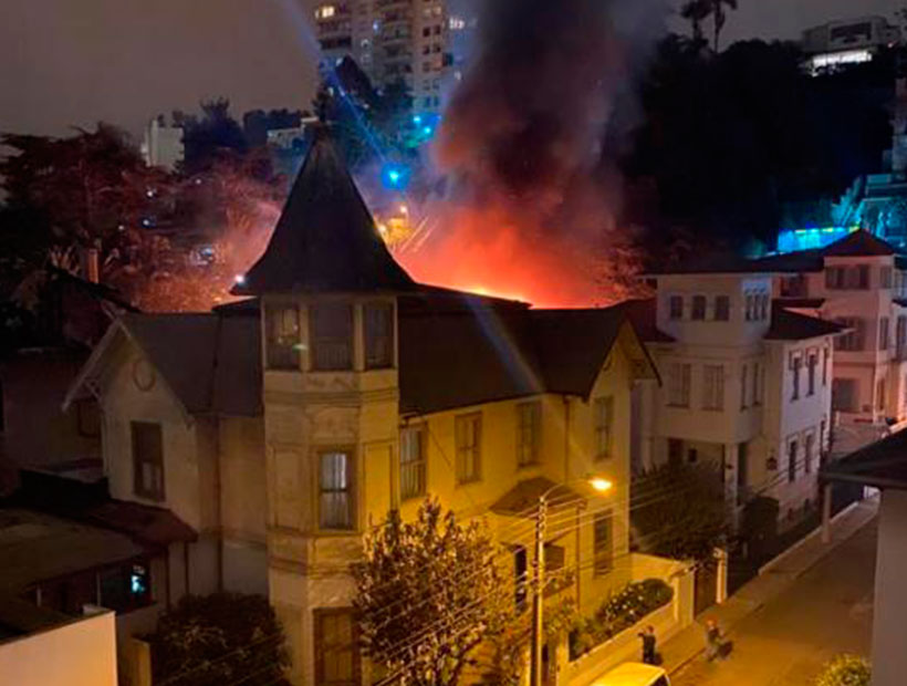 En Viña del Mar un incendio estructural amenazó a la tradicional Casa Italia