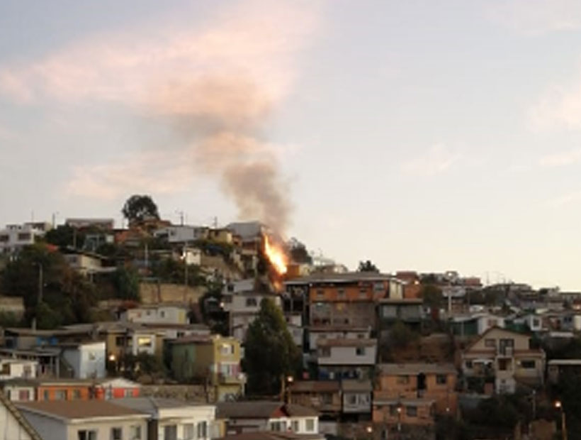 Un incendio afecta a un casa en el sector de Forestal de Viña