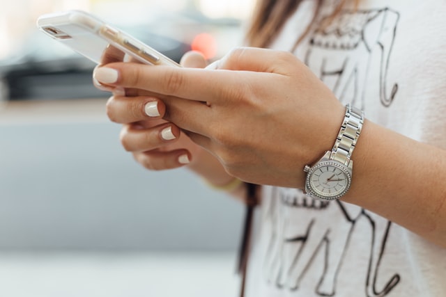 Envío de SMS, contacto directo con familias y reportes automáticos de ausentismo: Las 15 propuestas de la mesa de expertos para prevenir la deserción escolar