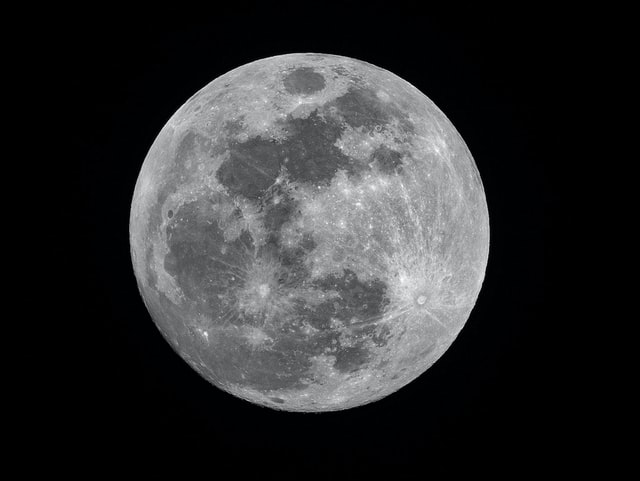 Científicos aseguran que la luna puede contener agua congelada en más lugares de los que se sospechaba