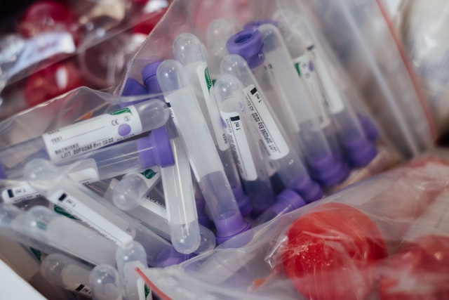 Nueva cepa del coronavirus llega a Chile: ¿Qué es, qué diferencia tiene y qué cuidados debes tener?