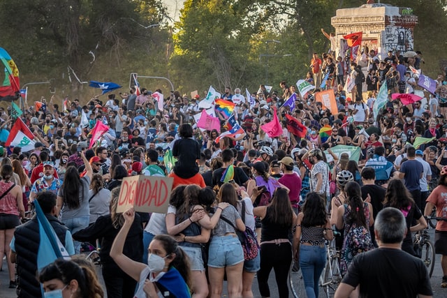 Nuevo ministro de Hacienda confirma meta de subir sueldo mínimo a 500 mil pesos