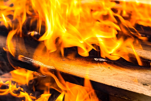 Una vivienda fue totalmente destruida por incendio en Viña del Mar: dueño quedó con quemaduras