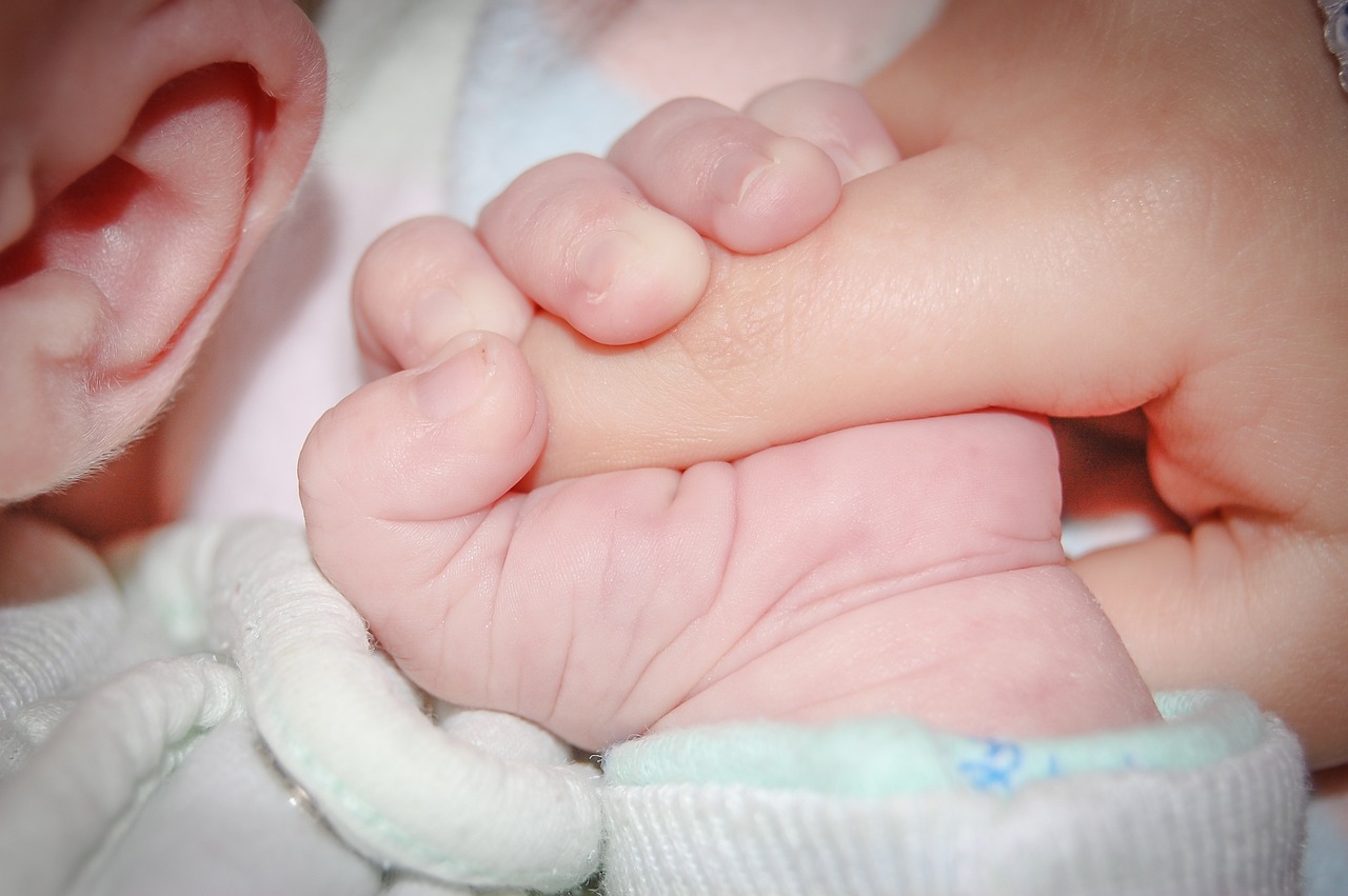 Bebé de 2 meses muere de neumonía en Hospital de San Antonio: única cama disponible estaba en Arica