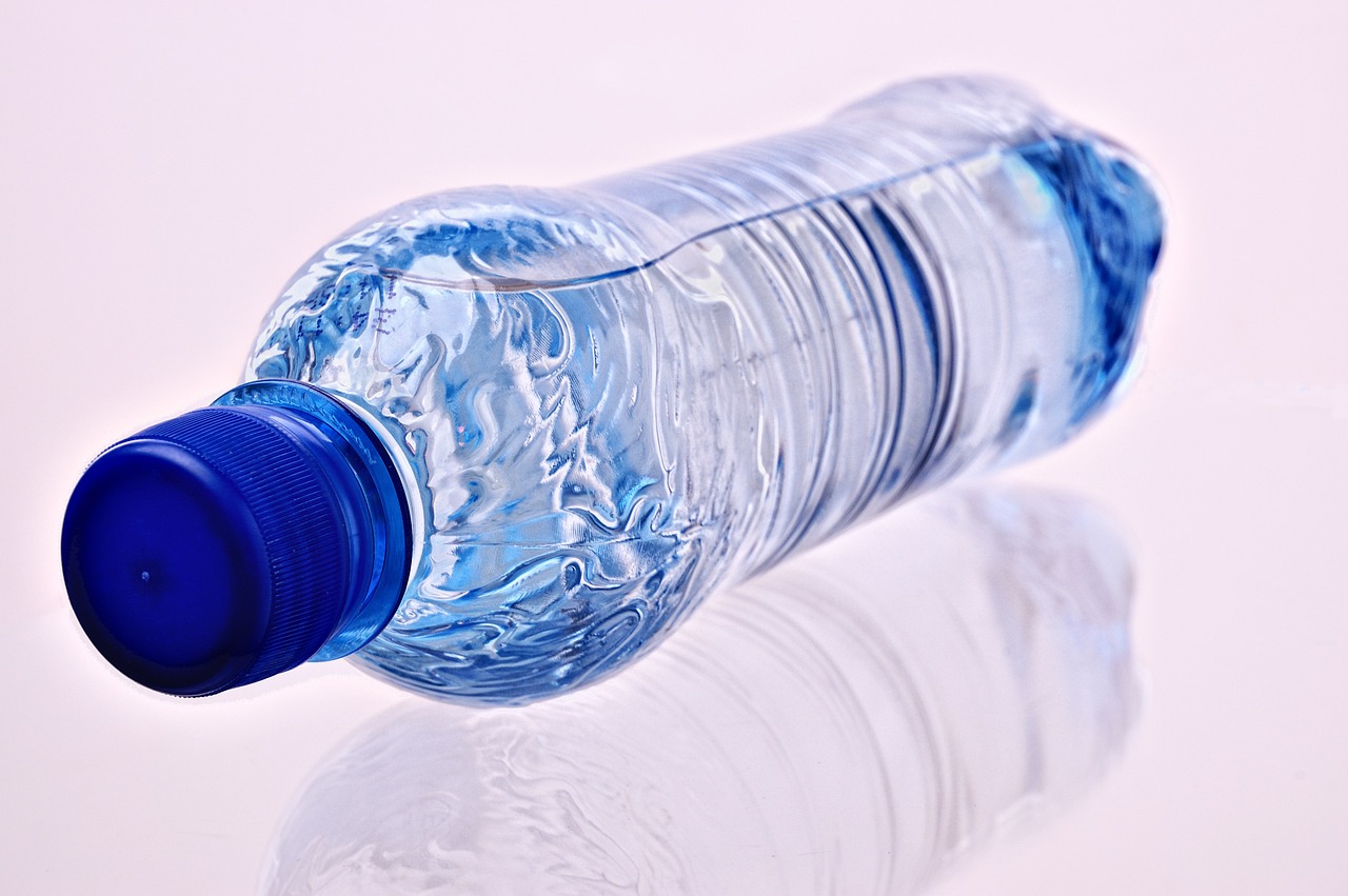 Estudio revela la cantidad de microplásticos que contienen las aguas embotelladas que se comercializan en Chile