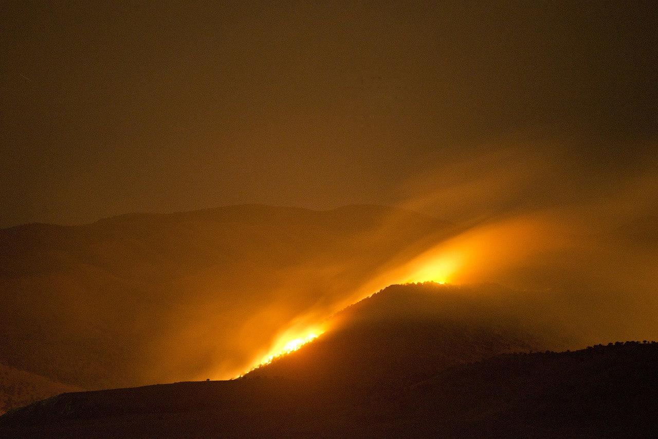 Boric anuncia nuevo bono de hasta 50 UF a damnificados y subsidios a pymes por incendios en Valparaíso