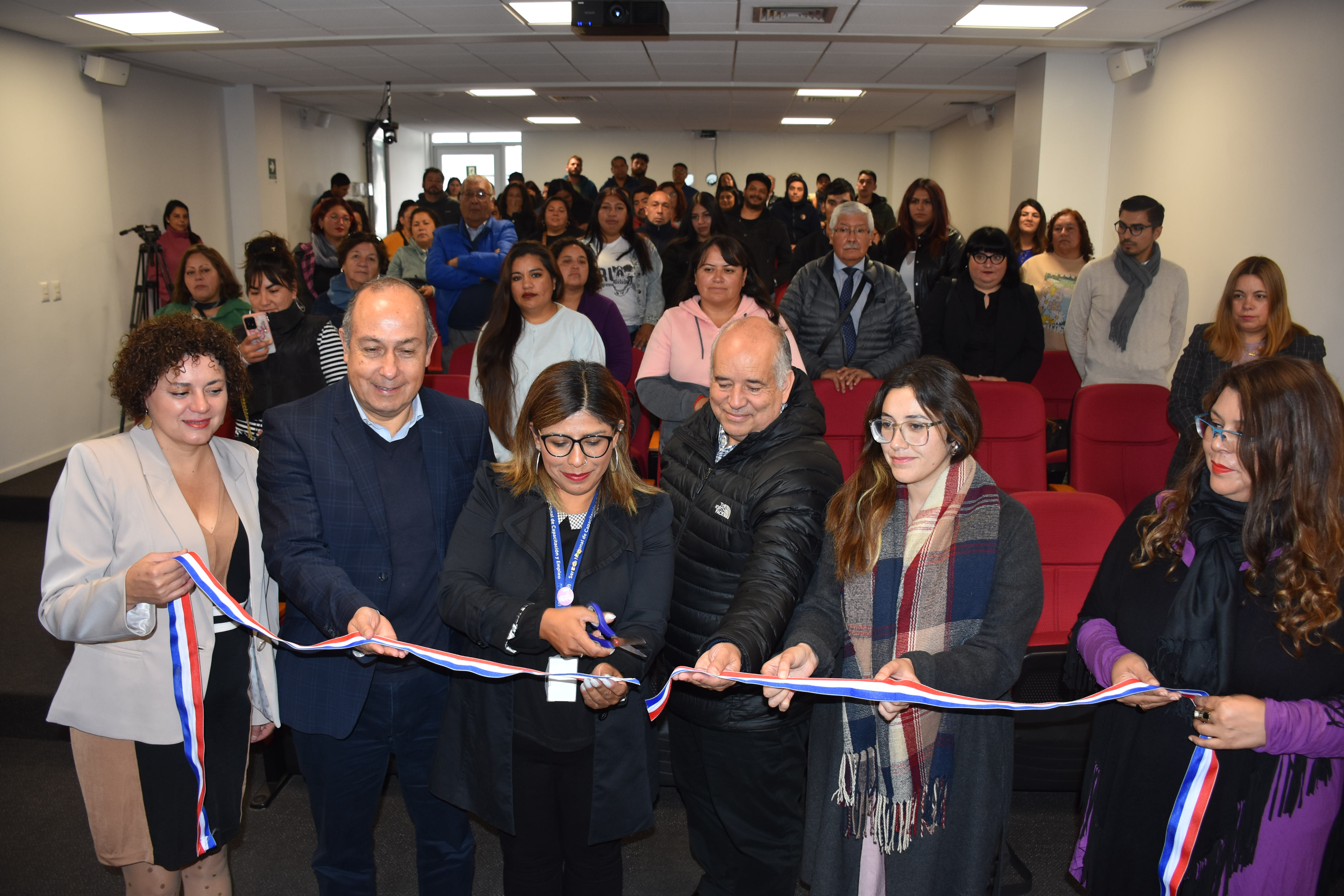 260 nuevos conductoras y conductores profesionales capacitará SENCE en la región de Valparaíso