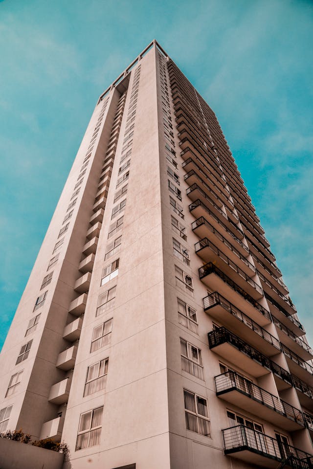 Hallan cadáver al interior de ‘edificio conflictivo’ en Valparaíso: fue encontrado en su subterráneo