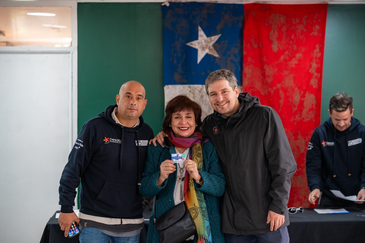 Desafío Levantemos Chile entrega tarjetas de reconstrucción a 12 familias de Quilpué