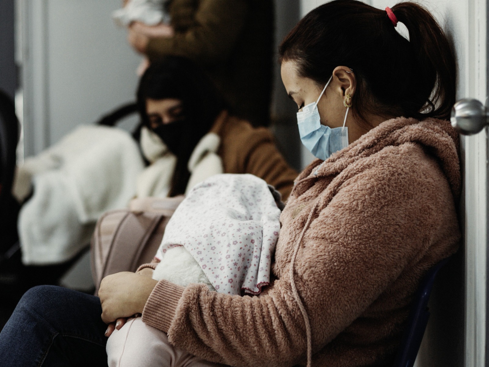 Alza de virus respiratorios reactiva consulta sobre lactancia en madres enfermas