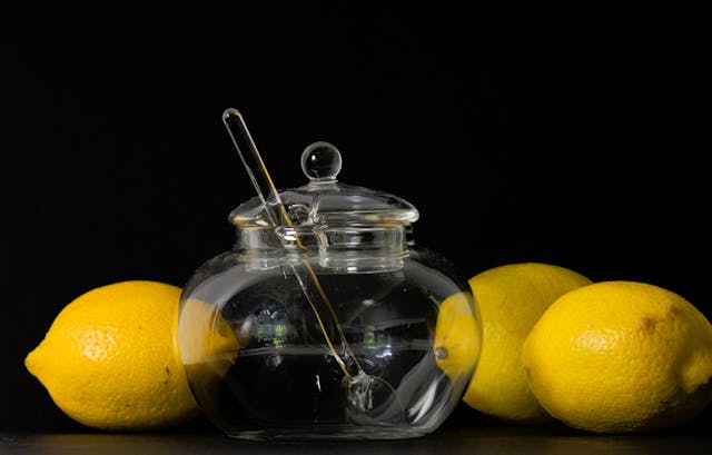 ¿Tomar agua con limón todos los días? Esto dicen los expertos sobre sus beneficios y riesgos