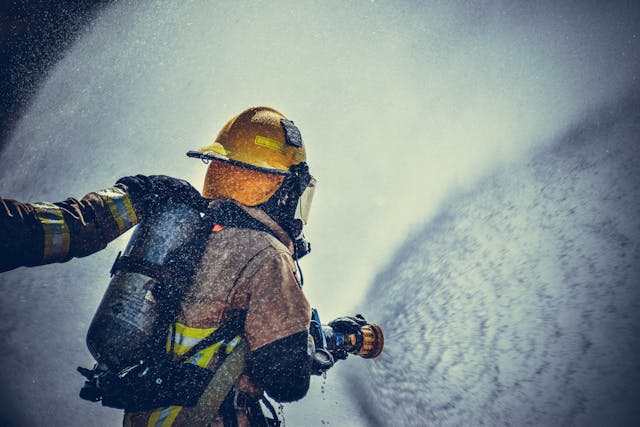Incendio afectó al Mercado Cardonal de Valparaíso: Fuego se encuentra controlado tras el trabajo de 40 voluntarios de Bomberos