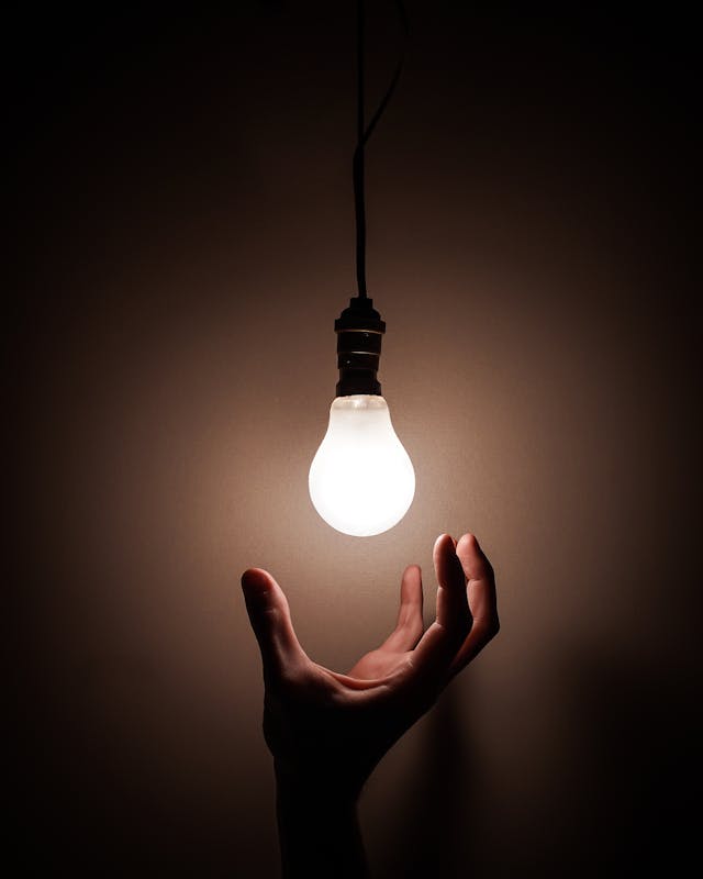¿Cuánto bajarán las cuentas de la luz tras error de la CNE? Revisa la variación en las 55 comunas más pobladas de Chile