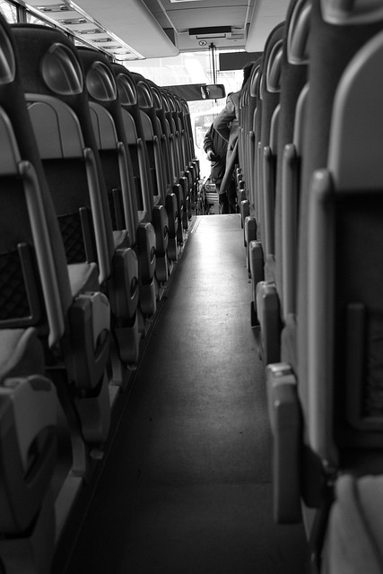 Micro con pasajeros choca con vivienda en Valparaíso: conductor se desvaneció al volante